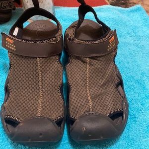 CROC SANDALS